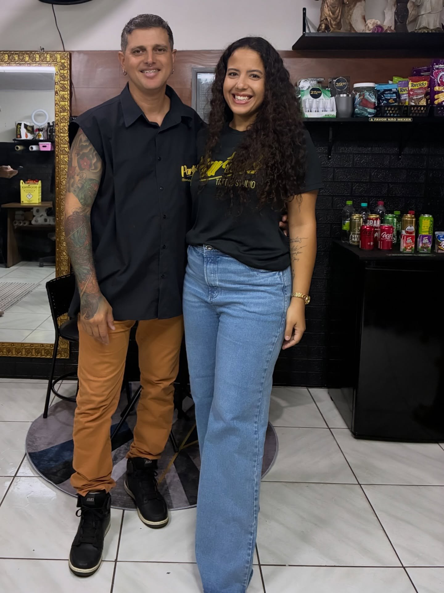 Casal tatuadores do Partiu Tattoo